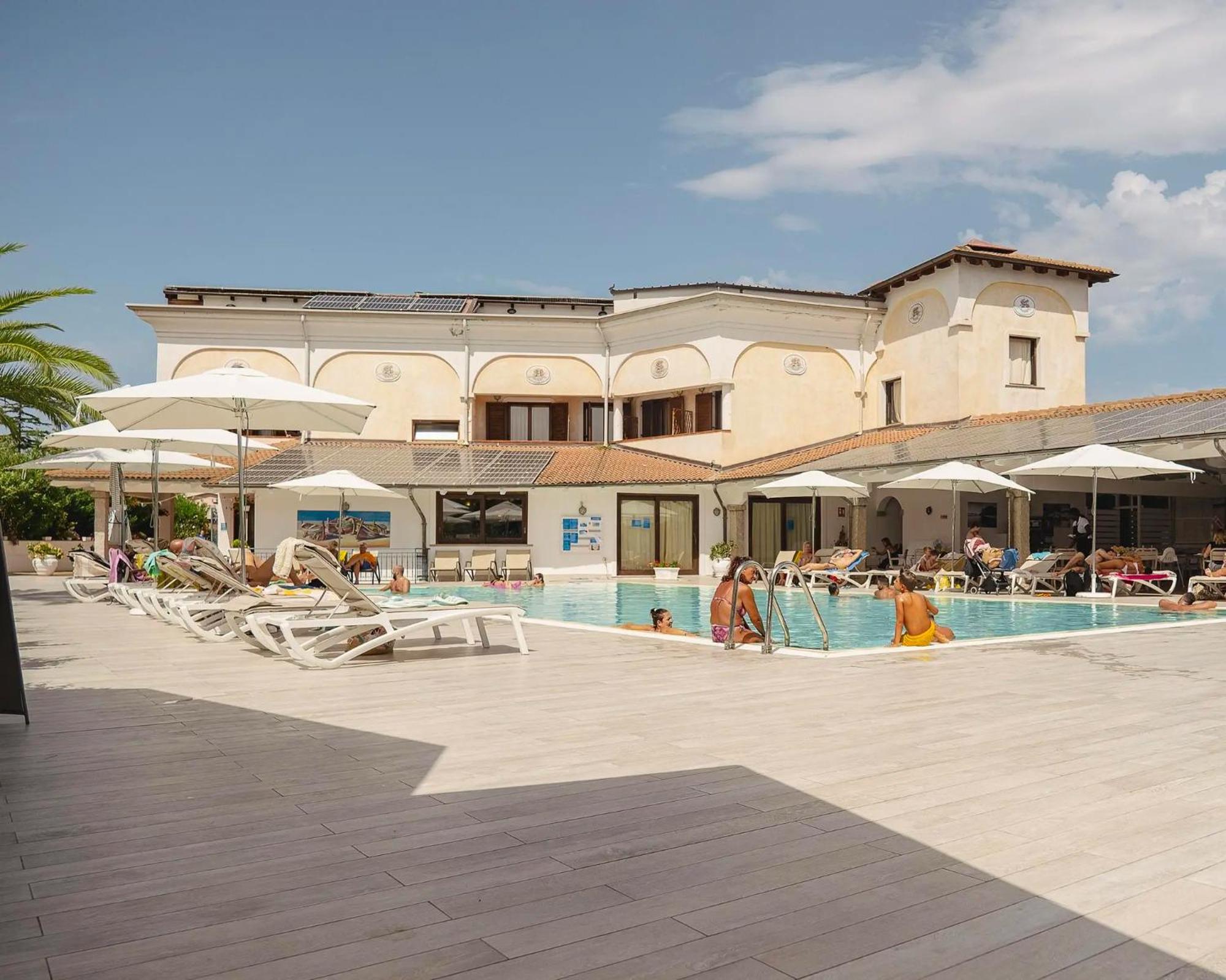Hotel Zeta Club San Teodoro Le Rose Extérieur photo